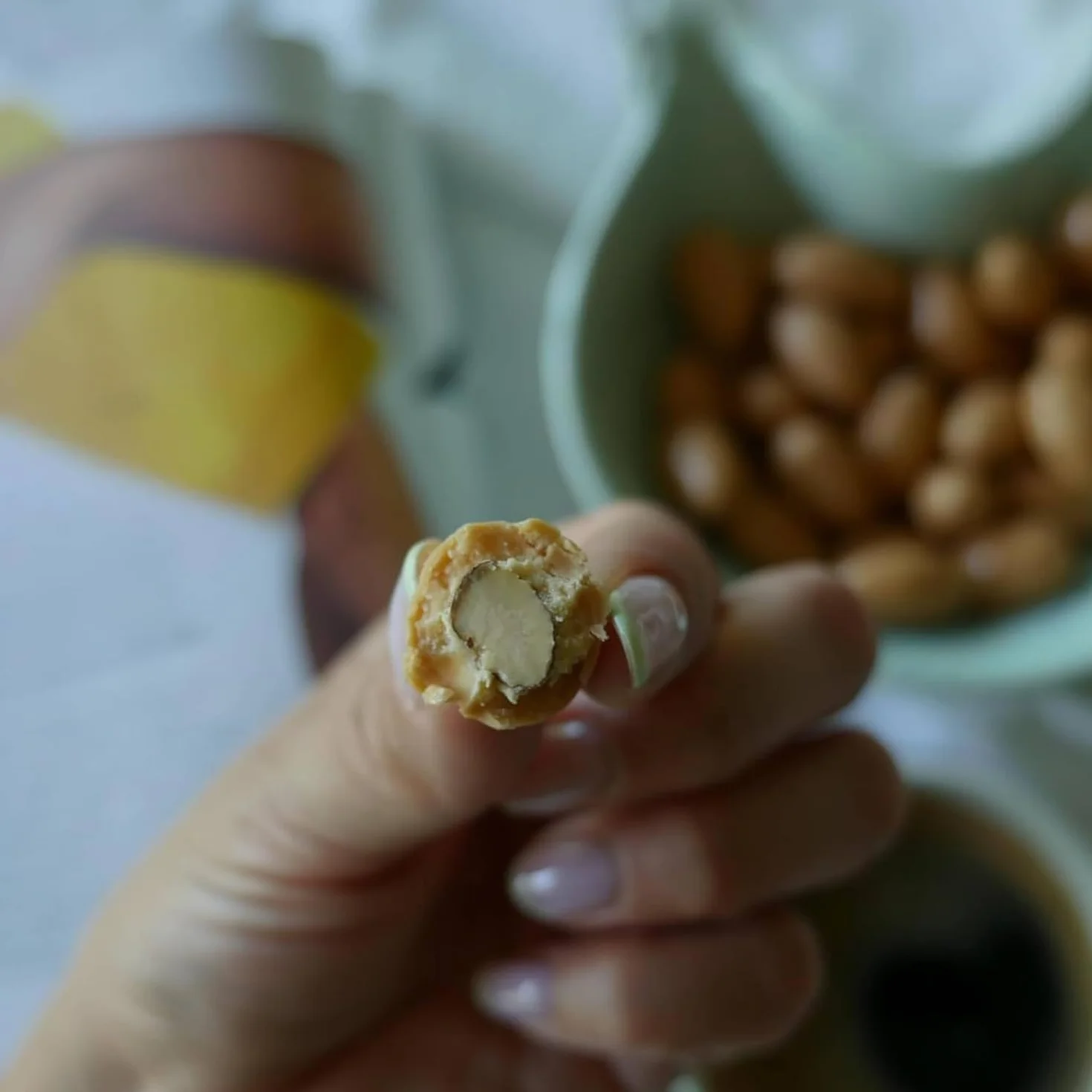 HiFood migdały w białej czekoladzie z solonym karmelem 500 g, słodko słona przekąska, chrupiąca przekąska, duże opakowanie, zapas dla rodziny i gości