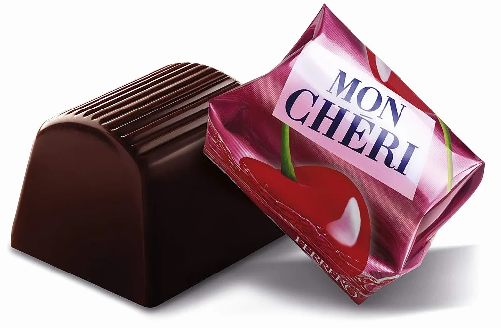 Ferrero Mon Chéri – chrupiąca czekolada, owocowy likier i aromatyczna wiśnia – 15 opakowań po 5 pojedynczych pralinek