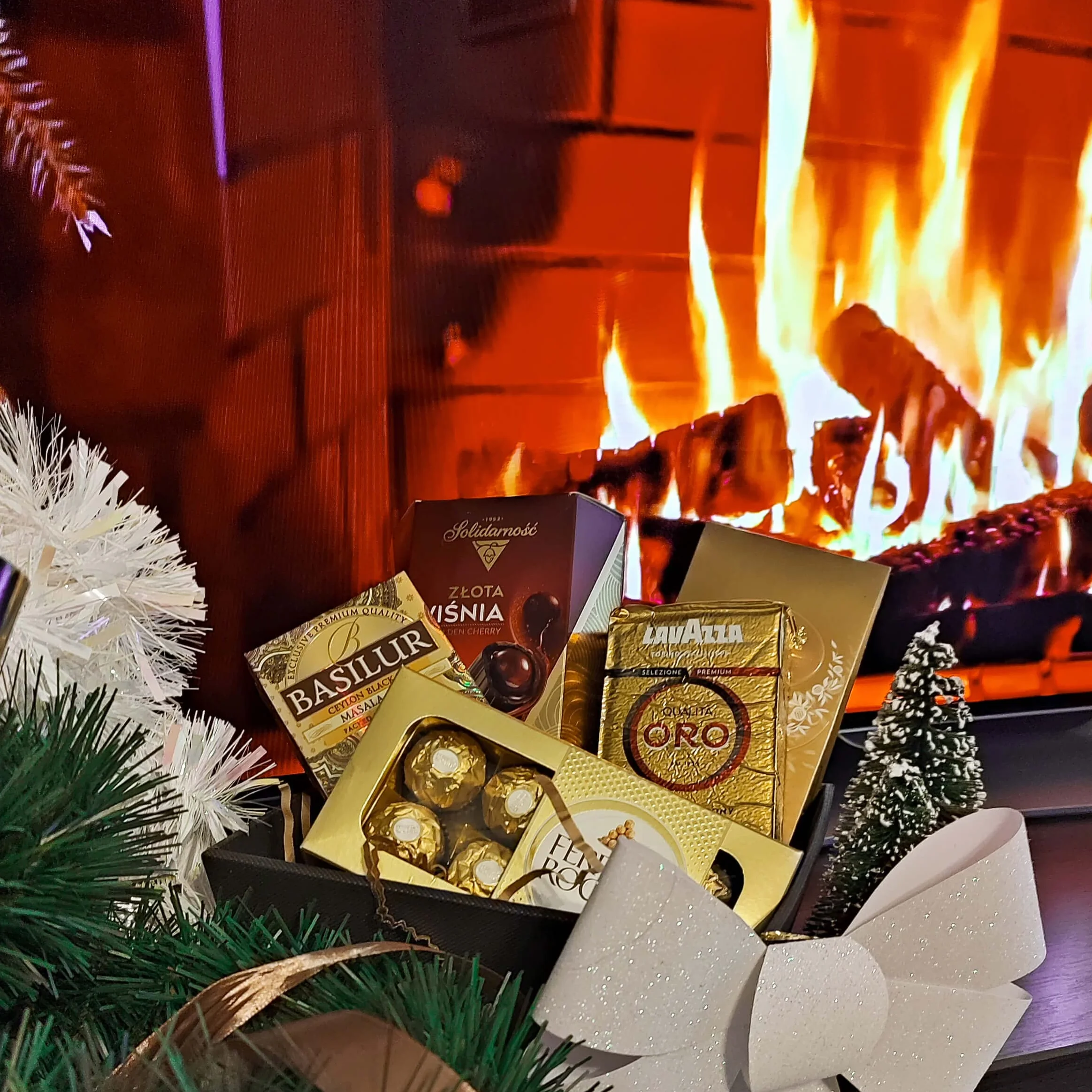 Zestaw prezentowy Golden Kollektion - 5 różnych produktów - 3 pudełka czekolady, ekskluzywna kawa Lavazza i czarna herbata cejlońska Basilur - Ferrero Rocher - dla kobiety - dla mężczyzny