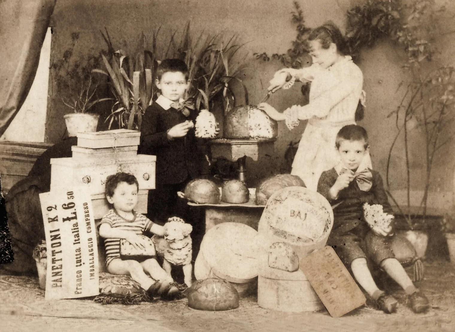 Panettone Baj Antica Milano 1 kg w XIX-wiecznym kapeluszu z książeczką historyczną