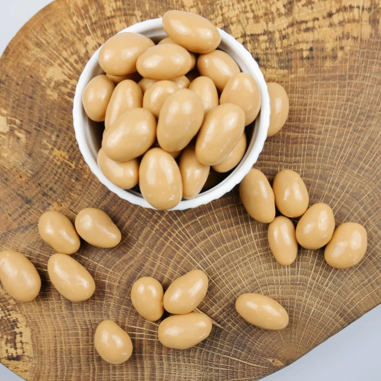 HiFood migdały w białej czekoladzie z solonym karmelem 500 g, słodko słona przekąska, chrupiąca przekąska, duże opakowanie, zapas dla rodziny i gości