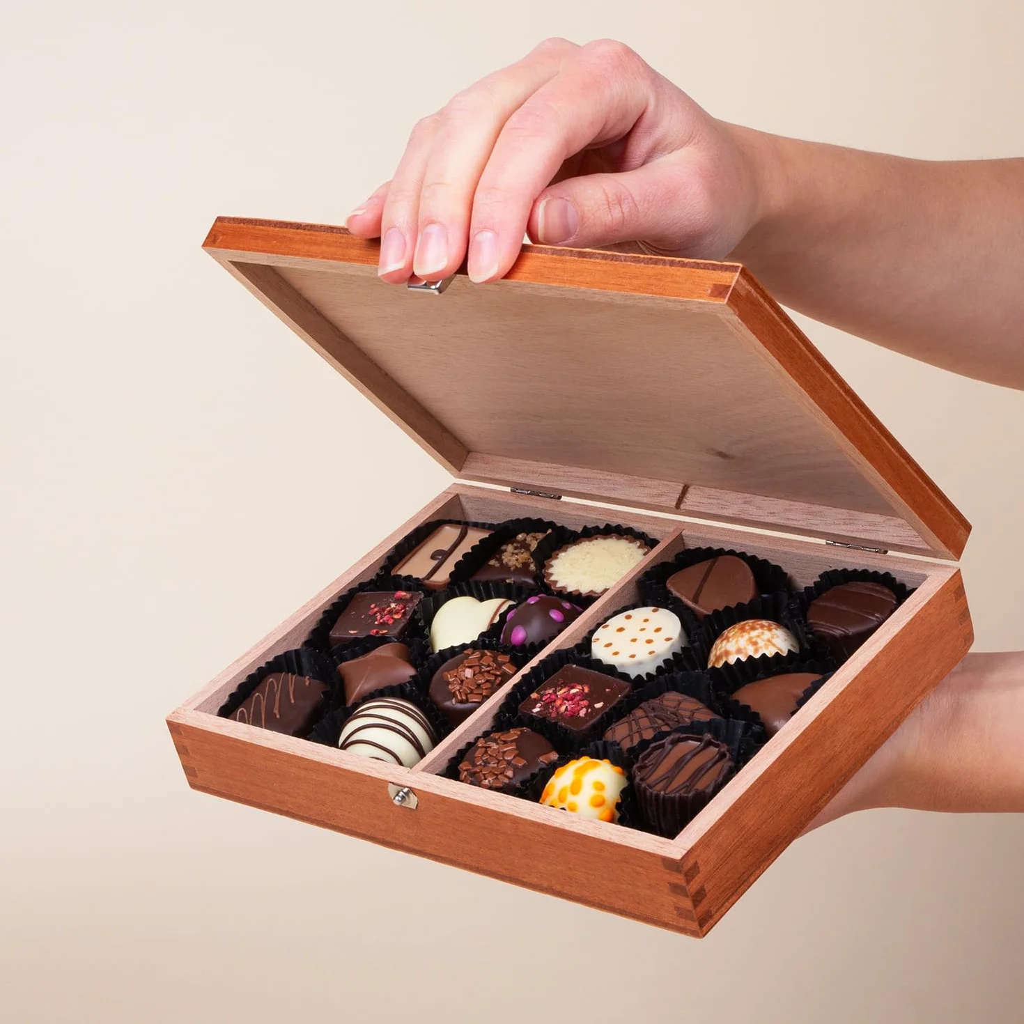 ChocoClassic bezalkoholowe drewniana skrzynka 20 pralinek ręcznie robione czekoladki elegancki prezent