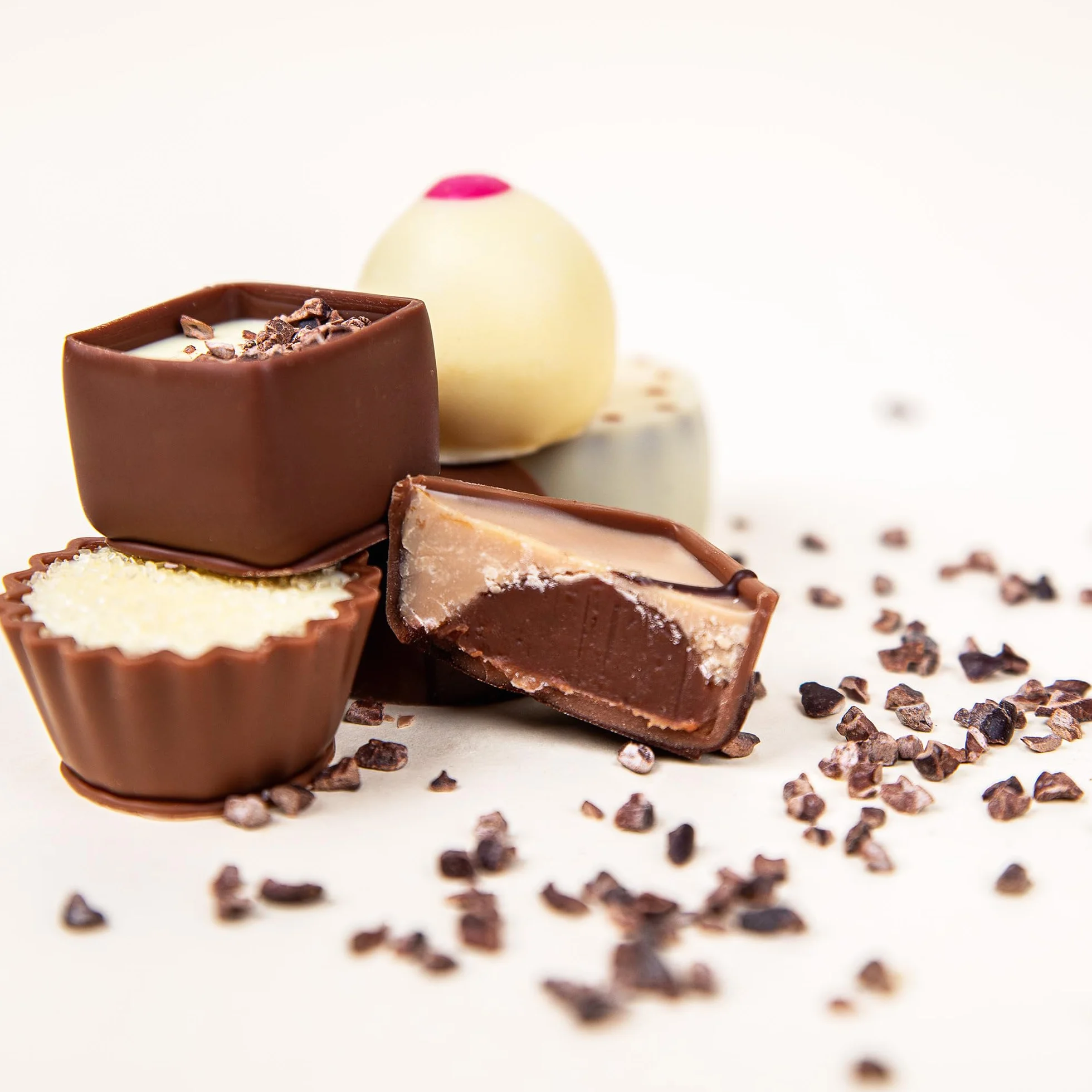 CHOCOLISSIMO - 20 luksusowych czekoladek w drewnianym pudełku z grawerem, spersonalizowane pomysły na prezent, specjalna czekolada i grawer z osobistą wiadomością