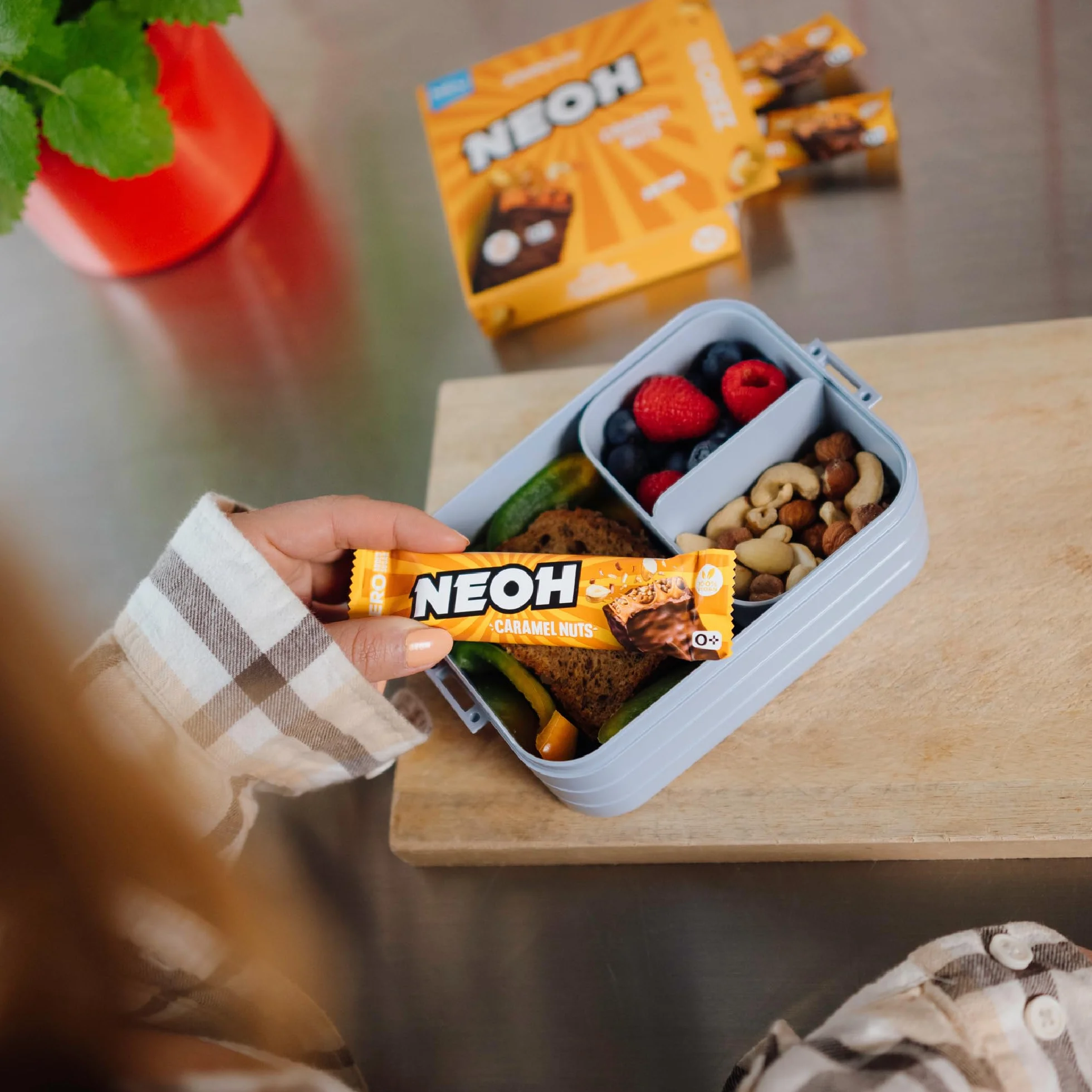 NEOH Low Carb Wegańskie Keto Batonik Karmel Orzechy Czekolada - 1 g Cukier / 137 kcal - Bez dodatku cukru - 28 g (Opakowanie 12 sztuk) - Caramel Nuts